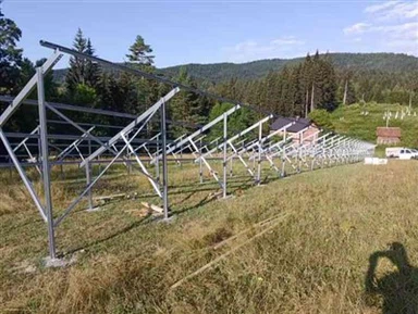 Muntatge solar a terra amb suport d'acer de canal C
