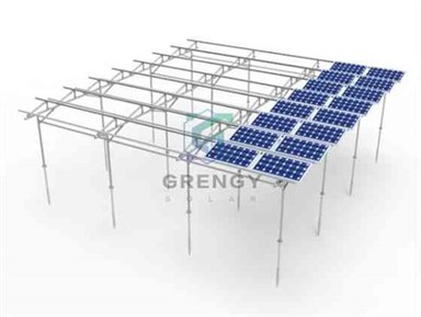 Muntatge d'estructures de bastidor per a energia solar agrovoltaica